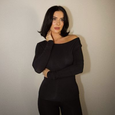 Avery Woods: Motherhood, Nursing, and Social Media Influence.